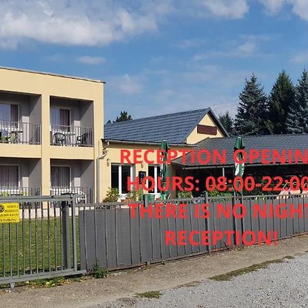 Grill Terasz Etterem Es Szallashely Mezőkövesd Εξωτερικό φωτογραφία