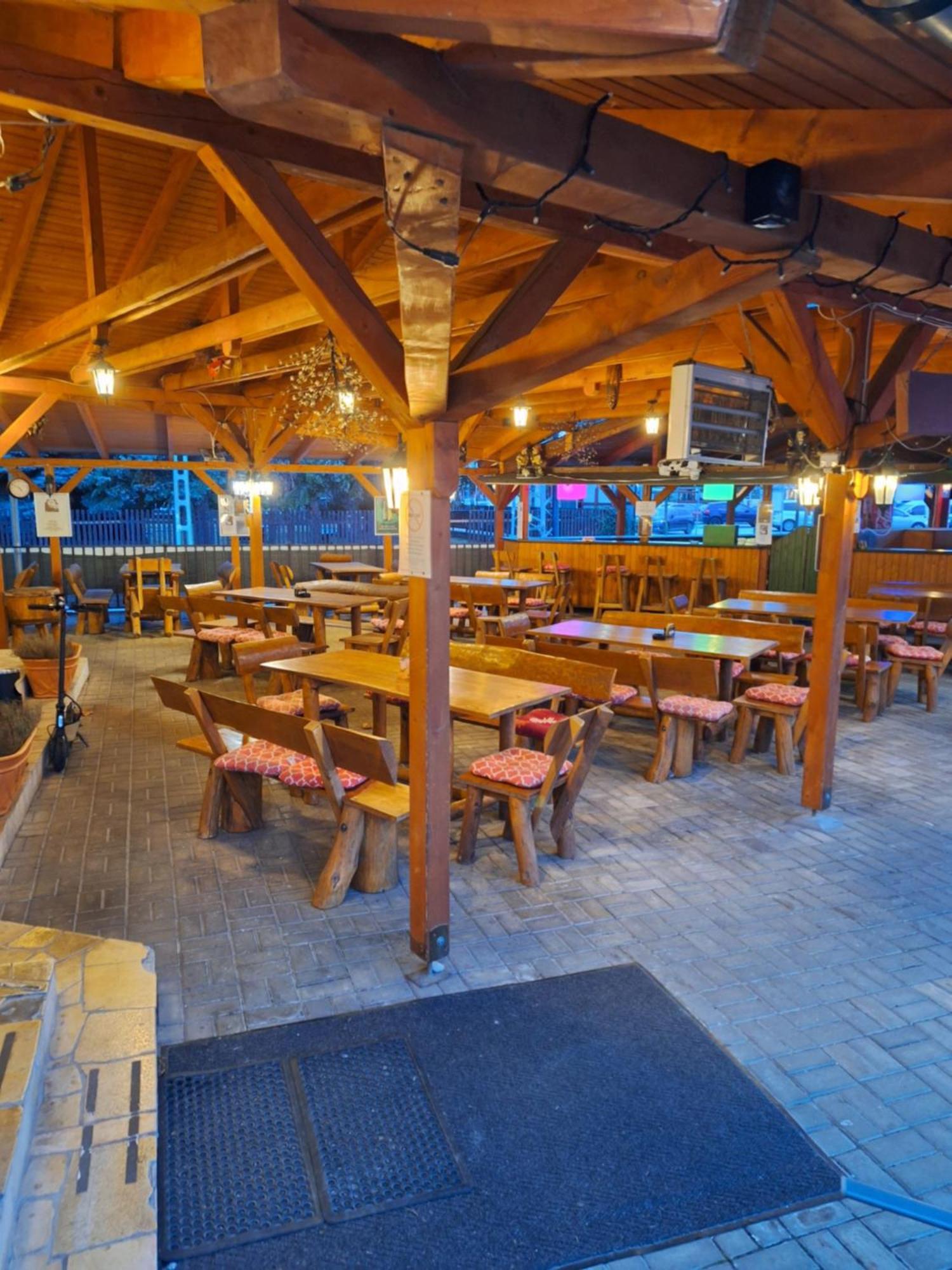 Grill Terasz Etterem Es Szallashely Mezőkövesd Εξωτερικό φωτογραφία