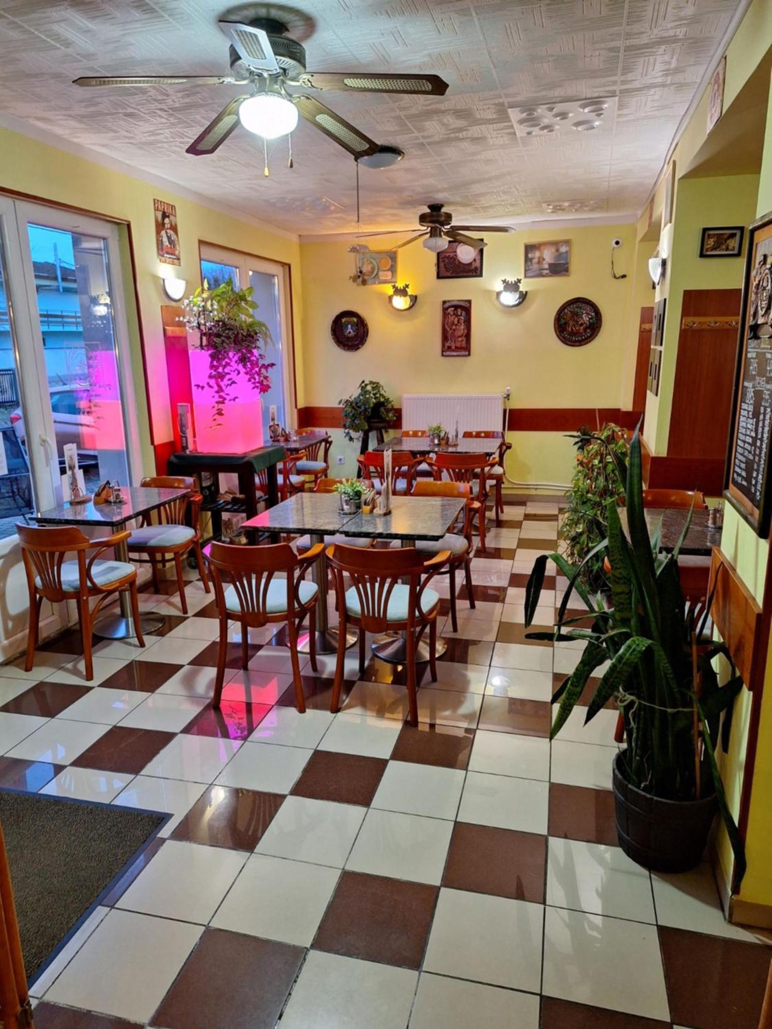 Grill Terasz Etterem Es Szallashely Mezőkövesd Εξωτερικό φωτογραφία