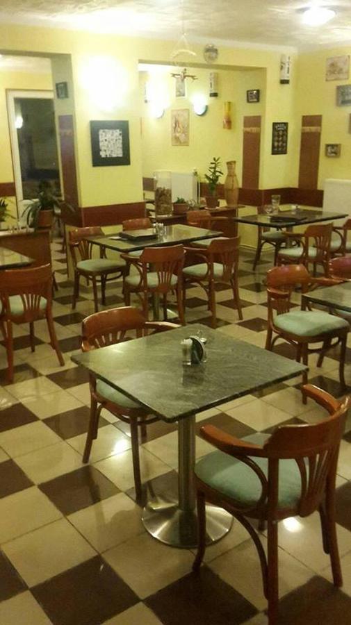 Grill Terasz Etterem Es Szallashely Mezőkövesd Εξωτερικό φωτογραφία